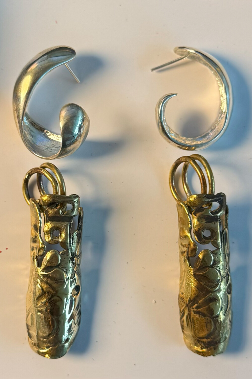 Brincos Pilastra ornamentada com pingente ouro velho