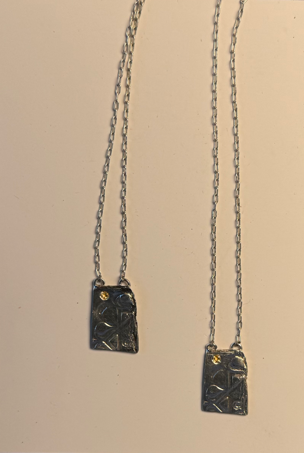 Escapulário medalhinha de azulejo com cravação de critino